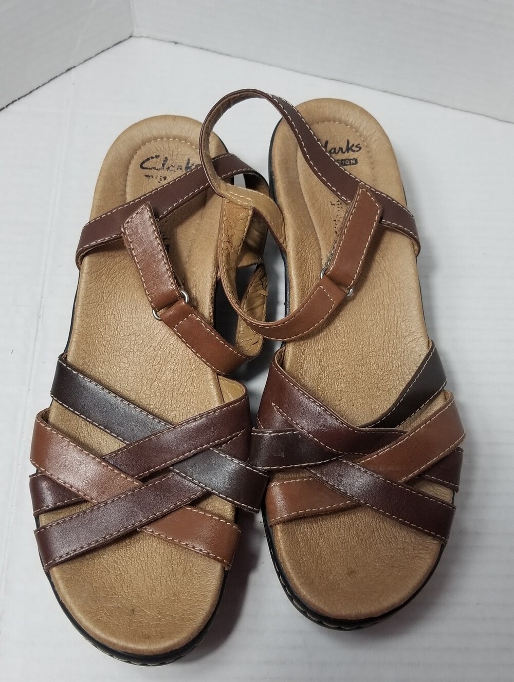 CLARKS COLLECTION WOMEN'S BROWN CROSSOVER SANDALS SIZE 9 - Picture 5 of 16